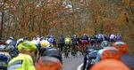 tørvejr. I går var rytterne klædt godt på, da etapen i Tirreno-Adriatico var præget af dårligt vejr. 