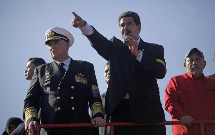 Førstemand. Nicolás Maduro vil efter i dag have flere 'kasketter' - og det udløser hård kritik fra en tidligere højesteretsdommer. 