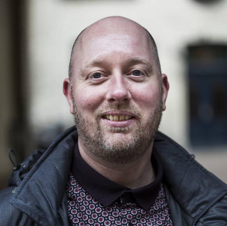 Forbrug. Jeg taler ikke ret meget i telefon, nok 2-3 timer om måneden, og sender lidt smser. Måske bruger jeg alligevel lidt data på at gå på Facebook. 