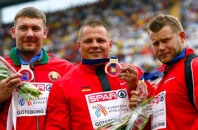 afsløret. Ved EM i 2006 vandt Joachim B. Olsen (til højre) bronze efter tyskeren Ralf Bartels (i midten) og den ny dopingafslørede hviderusser Andrei Mikhnevich (til venstre). 