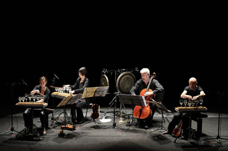 højkaliber. Her ses Ensemble Intercontemporain i en mindre konstellation uden blæsere. Men sådan bliver det ikke i aften, når ensemblet giver koncert i fuld størrelse. 