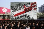 DEMONSTRATION. Nordkoreanere fotograferet på Kim Il Sung-pladsen i Pyongyang med banner med teksten: »Hvis I vover at invadere vil døden vente jer«. Demonstrationen i den nordkoreanske hovedstad fandt sted, da landet havde meddelt, at det opsiger fredsaftalerne med Sydkorea. 