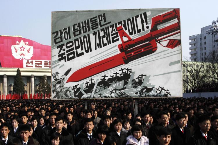 DEMONSTRATION. Nordkoreanere fotograferet på Kim Il Sung-pladsen i Pyongyang med banner med teksten: »Hvis I vover at invadere vil døden vente jer«. Demonstrationen i den nordkoreanske hovedstad fandt sted, da landet havde meddelt, at det opsiger fredsaftalerne med Sydkorea. 