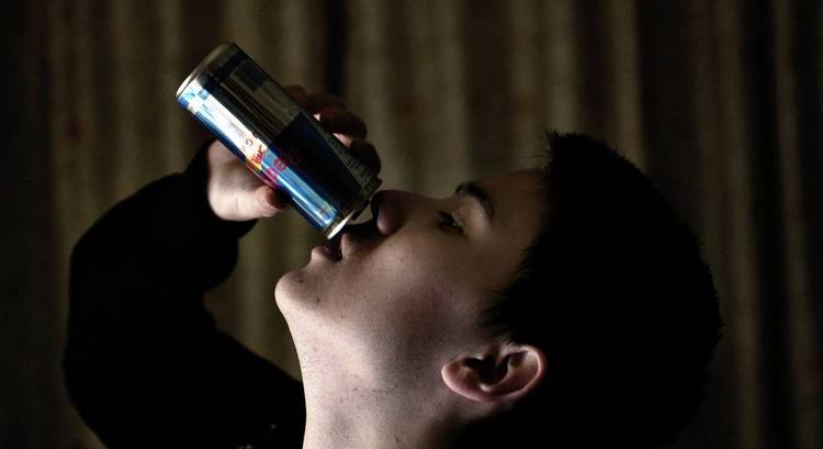 overforbrug? Ved at drikke én dåse energidrik på en halv liter overskrider teenagerne maksimumsgrænsen, hvorimod en dåse på en kvart liter er nok til at overskride grænsen for en 10-årig. 