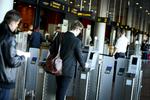 TJEK SELV. Nu er der selvbetjening ved kontrol af boardingkort i lufthavnen i Kastrup. Foto: Ernst Tobisch/CPH 
