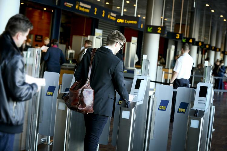 TJEK SELV. Nu er der selvbetjening ved kontrol af boardingkort i lufthavnen i Kastrup. Foto: Ernst Tobisch/CPH 