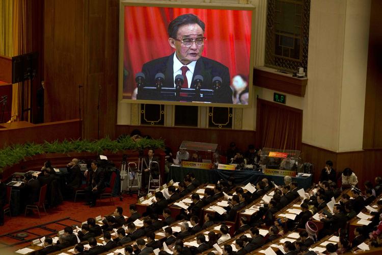 Stormøde. I disse dage holder de kinesiske politikere nationalforsamling. På skærmen holder vises talen fra den afgående formand, Wu Bangguo. 