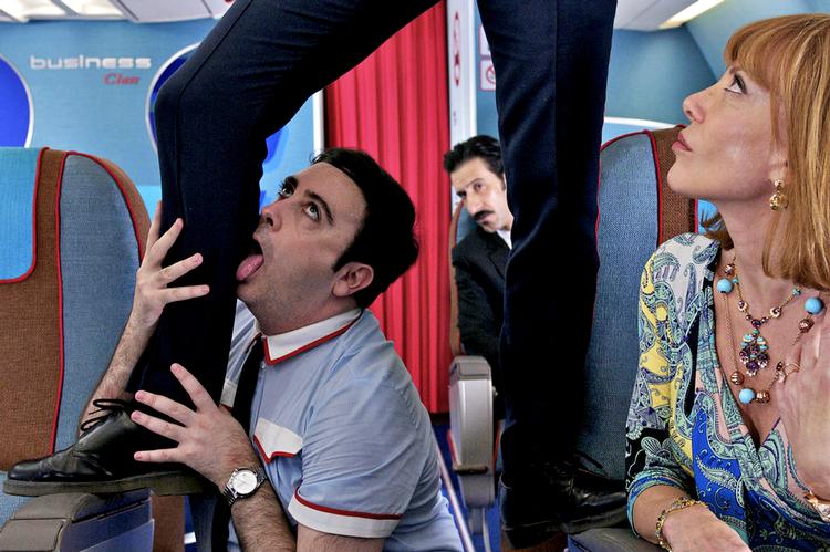 krisestyring. I centrum for Pedro Almodóvars komedie står tre drikfældige og danseglade stewards, der for enhver pris skal holde den gode stemning kørende på første klasse i det ulykkestruede fly. De slipper libidoen løs i den trange kabine. 