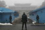 GRÆNSE. Sydkoreanske soldater ved grænseposten i byen Panmumjom midt i den demilitariserede zone, der udgør skillelinjen mellem Nordkorea og Sydkorea. 