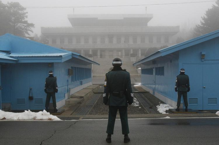 GRÆNSE. Sydkoreanske soldater ved grænseposten i byen Panmumjom midt i den demilitariserede zone, der udgør skillelinjen mellem Nordkorea og Sydkorea. 