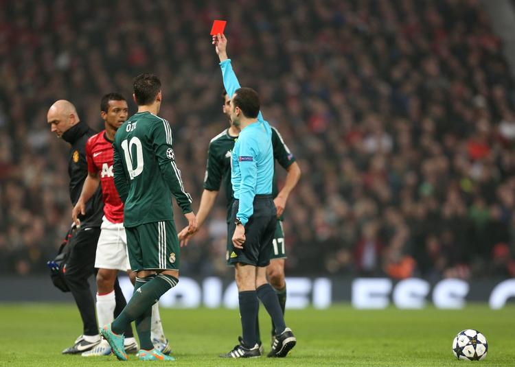 Exit. Man. United førte 1-0, da Nani så rødt. Real Madrid fik vendt kampen, vandt 2-1 og gik videre i Champions League. 