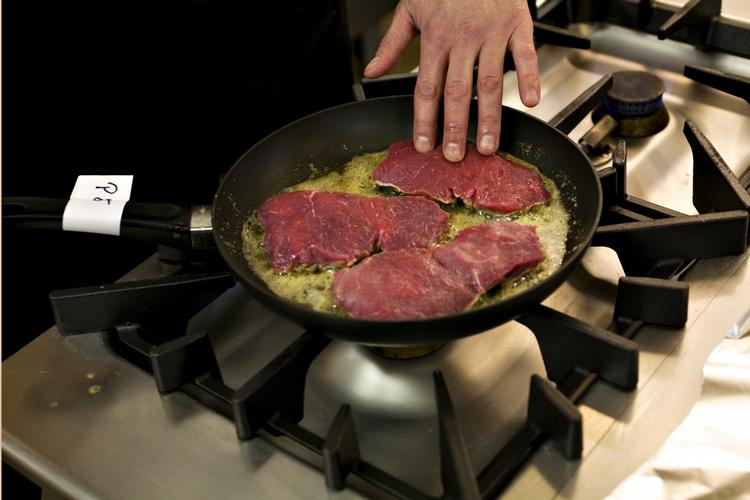 FEDENDE. I undersøgelsen tog personer, som fik mest energi fra proteiner, mest på i vægt, sammenlignet med personer, som fik mest energi fra kulhydrater eller fedt. (Arkivfoto) 