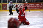 Rødovre Mighty Bulls' Mike Radde  scorer i overtiden og sikrer Rødovre en sejr på 2-1 over Herning Blue Fox. 
