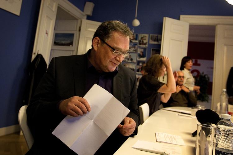 Tæt. Det bliver et historisk spændende valg for den siddende landsstyreformand, Kuupik Kleist, når grønlænderne skal stemme på tirsdag. 