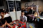 Stabilt. Restaurant Oysters &amp; Grill på Nørrebro fik et parti dårlige østers i december - og 10 gæster blev syge. Hændelsen har ikke mindsket interessen for at bestille bord. 