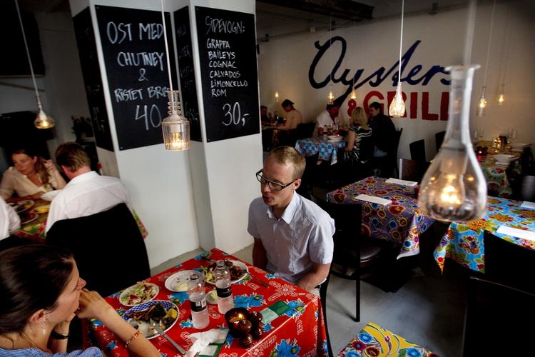 Stabilt. Restaurant Oysters &amp; Grill på Nørrebro fik et parti dårlige østers i december - og 10 gæster blev syge. Hændelsen har ikke mindsket interessen for at bestille bord. 