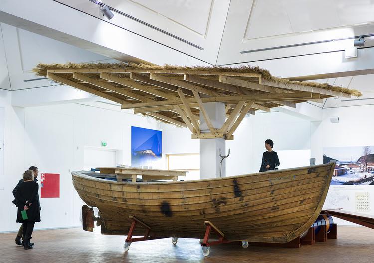 Pow-wow. Utzons hvide betonvægge varmes og blødes op af Atelier Bow-Wows stråtækte installationer. 