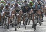 Massespurt. 6. etape til Nice blev vundet af Sylvain Chavanel (yderst til højre). 