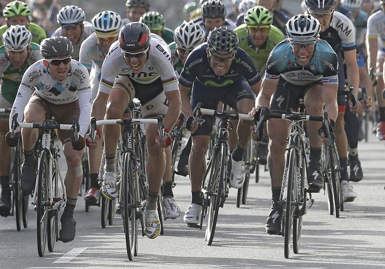 Massespurt. 6. etape til Nice blev vundet af Sylvain Chavanel (yderst til højre). 