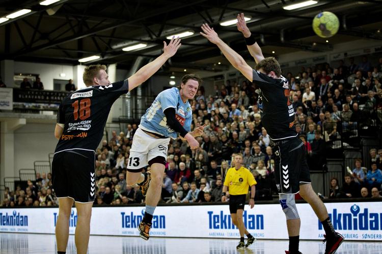 Højtflyvende. Selv om Kennie Boysen er højt oppe og scorede fire mål i kampen, var det Århus, der vandt i Dybbøl Hallen. 