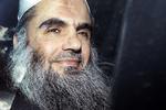 retur. Abu Qatada blev i nat sat på et militærfly og fløjet mod Jordan, hvor han flygtede fra for 20 år siden. 