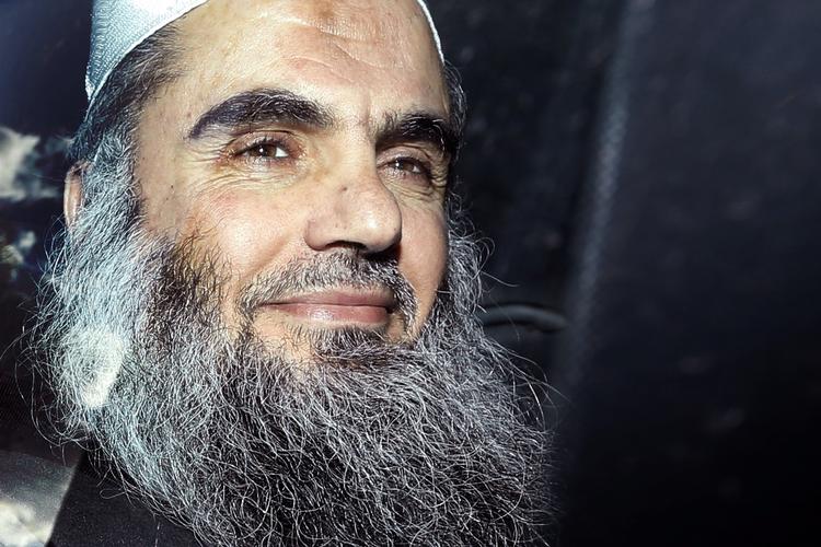 retur. Abu Qatada blev i nat sat på et militærfly og fløjet mod Jordan, hvor han flygtede fra for 20 år siden. 