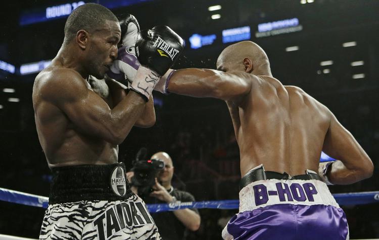 Smæk. Bernard Hopkins sender sin venstrelap igennem Tavoris Clouds parader. 