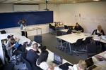 Uddannelse. Et hold lærerstuderende er ved at læse til eksamenen. De kommende studerende skal igennem en lidt anden uddannelse. 