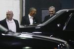Humoristisk. Barack Obama var stadig i godt humør, da han forlod middagen. 
