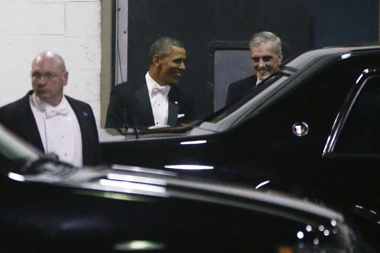 Humoristisk. Barack Obama var stadig i godt humør, da han forlod middagen. 