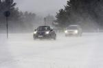 Politiet advarer bilister om at køre forsigtigt - også selv om motorvejen ser ren ud. Snefygning betyder dynger af sne på vejene, hvilket indtil videre har ført til fire uheld. 
