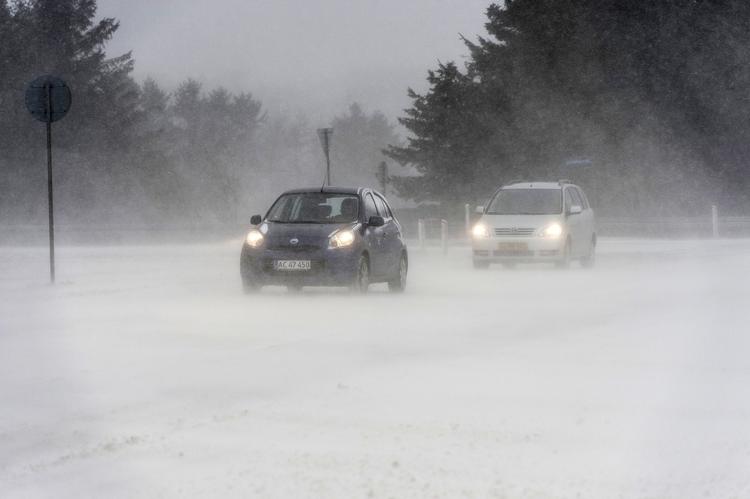 Politiet advarer bilister om at køre forsigtigt - også selv om motorvejen ser ren ud. Snefygning betyder dynger af sne på vejene, hvilket indtil videre har ført til fire uheld. 
