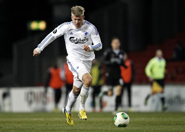 FRILØBER. Målet til 3-0 scorede Andreas Cornelius på en friløber fra midten af banen. 