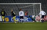 0-1. Med en kontrolleret flugtning sendte Simon Makienok Brøndby på vinderkurs. 