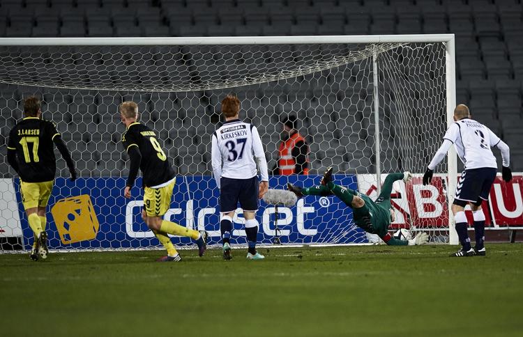 0-1. Med en kontrolleret flugtning sendte Simon Makienok Brøndby på vinderkurs. 