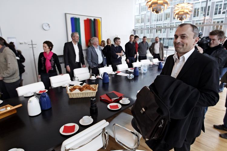 Presset. Radikale Venstre, Dansk Folkeparti og SF presser alle borgmester Michael Ziegler til droppe KL's lockoutforslag. 