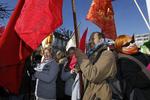 Demonstration. Kabinepersonale og sygeplejersker støtter lærerne og er derfor mødt op ved forligsinstitutionen i København. 