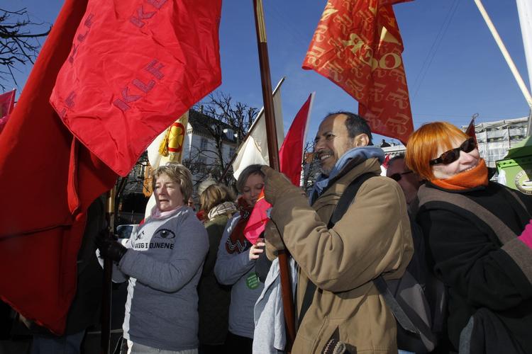 Demonstration. Kabinepersonale og sygeplejersker støtter lærerne og er derfor mødt op ved forligsinstitutionen i København. 