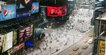 Fodgængere kan blandt andet slappe af på cementbænke på Times Square. 