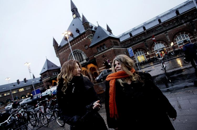 Krimipar.  Agnete Friis  (til venstre) og  Lene Kaaberbøl har sammen  skrevet krimiserien om Nina Borg. 