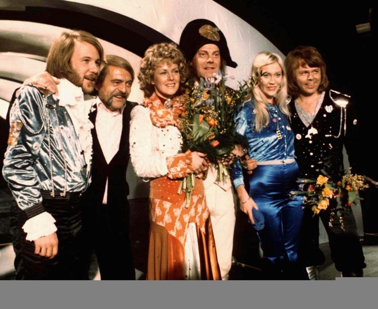 Abba. Agneta Faltskog (anden fra højre) er her fotograferet sammen med sit band Abba i 1974, lige efter at de havde vundet det internationale Melodi Grand Prix. 