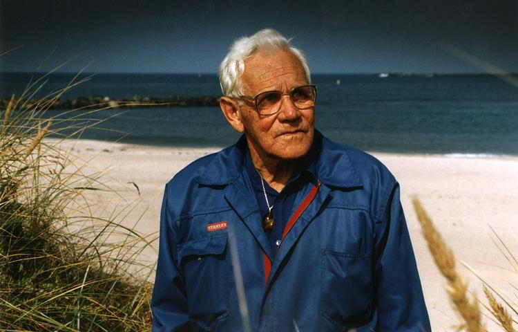 samler. Aage Hansen blev kendt som Danmarks første miljøaktivist, da han gik til kamp mod Cheminovas forurening på Harboøre Tange. I 1995 (billedet) blev hans kamp for havmiljøet hædret med Ridderkorset. Rav-Aage fik sit tilnavn på grund af sin enorme ravsamling, og han har også leveret ravsmykker til Dronning Margrethe. Rav Aage blev 83 år og døde i 2008. 