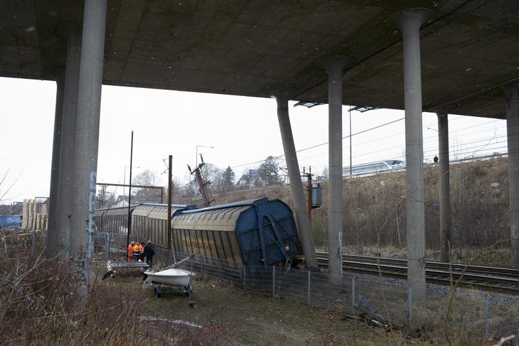 PÅKØRSEL. Den ødelagte bropille har skabt bekymring for, om broen nu vil kollapse. 