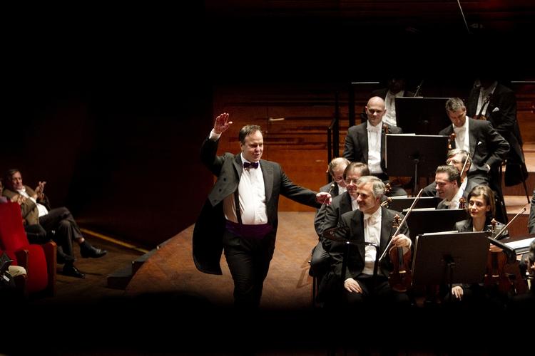 Musik. Det har vist sig, at Wiener Filharmonikerne har en dunkel  nazi-fortid. Her ses dirigent Sakari Oramo, der dog ikke har noget med denne historie at gøre. 