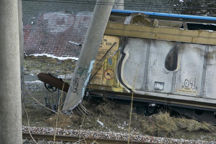 KNÆKKET. Bropillen har fået et ordentligt slag, da godstoget bankede ind i det. 