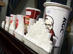 SUKKERKNALDER. Forbuddet mod store sodavand i New York bliver alligevel ikke til noget, fastslår en domstol i dag. 