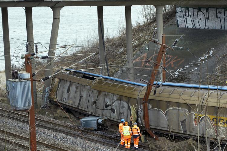 Afsporet. Det var en ulykke, der kunne ses på lang afstand i går ved Kolding. 