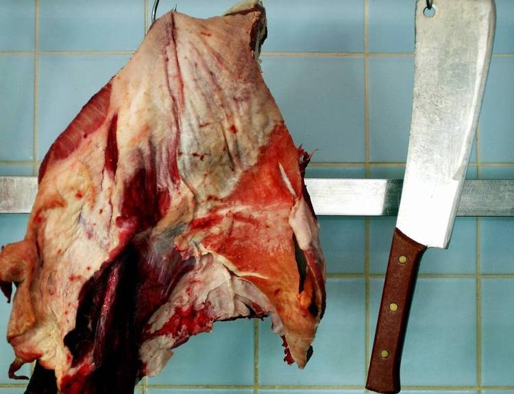 ulovligt. I et kølerum hang en kalv, samt udskåret svinekød, som slagteren fortalte var slagtet for en landmand. Foto er ikke fra det omtalte slagteri. (arkivfoto) 