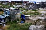 Ilulissat. Johannes Mathæusen fisker om natten for at undgå, at de mange andre både sejler ind i hans garn. 