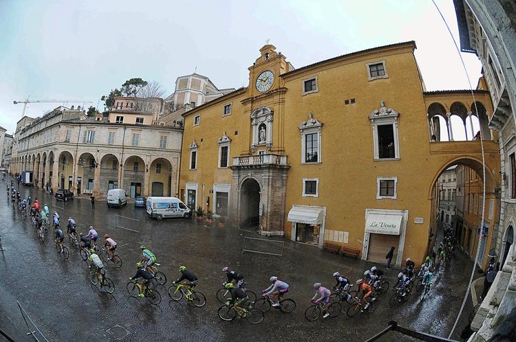 barsk. Gårsdagens etape i Tirreno-Adriatico sendte en tredjedel af feltet ud af løbet. 